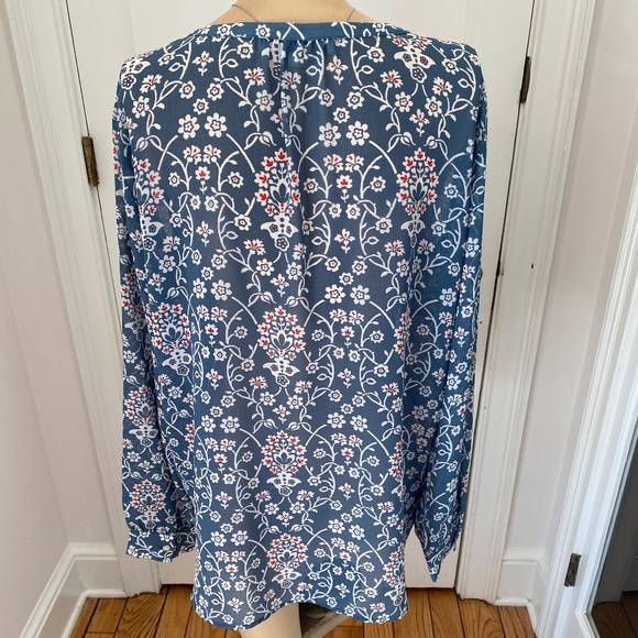 Beautiful Blue Floral LOFT Blouse -Size Medium - Picture 6 of 13